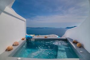 Superior Cave Suite with Hot Tub room in Kima Villas Suites