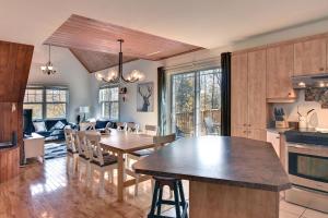 The Golf & Mountain View Retreat by Instant Suites