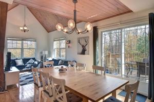 The Golf & Mountain View Retreat by Instant Suites