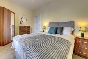 5 bedrooms, sleeps up to 16, secure parking space & comfort