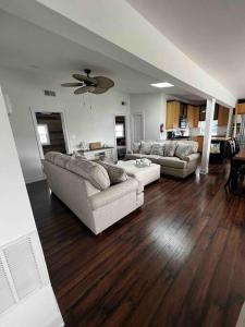 Beautiful Waterfront Ranch for 8