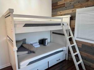 Beautiful Waterfront Ranch for 8