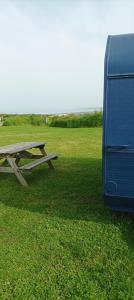 Campings Camping Les Ronds Duval face aux iles anglo-normandes : Caravane 