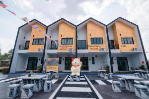 Phanomrung Hostel & Linn Chan Cafe พนมรุ้ง โฮส์เทล แอนด์ ลิณณ์จัง คาเฟ่ - Ubytování bez kategorie ve městě Buriram