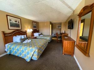 Side View Double Queen room in Oceanfront Viking Motel