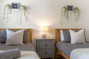 Spacious, newly renovated, three bedroom TOWN CENTRE duplex apartment with free parking, sleeps seven - Walking distance to beach