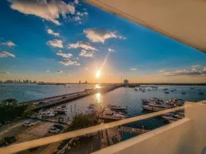 Bayfront Apartment Breathtaking Views- one bedroom w balcony- living room -Free Parking - North Bay Village