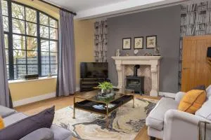 Tarn End Cottage with view to Talkin Tarn, near Lake District - Farlam