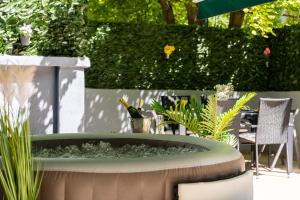 Oasis luxury apartment with terrarce and jacuzzi