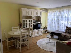 Sea and Pinewood Ofir Apartment