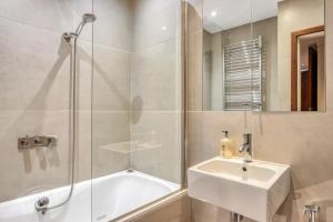 Modern 2 bedrooms 2bathrooms behind Nobu hotel