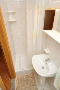 Apartments and rooms with parking space Krk - 5371