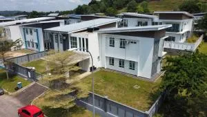 Desaru Spacious 36pax Bungalow with Netflix near Beach - 康卡尔切马拉