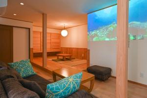 Lake side inn Beehive