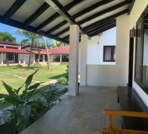 Balong Balong Surf Bungalows & Restaurant