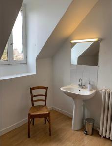 Appartements maison delalonde Autun centre charmant meuble 5 places : photos des chambres