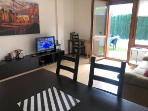 El Gurugú, bajo con jardin a 200m de la playa de Barro