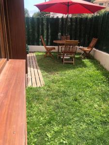 El Gurugú, bajo con jardin a 200m de la playa de Barro