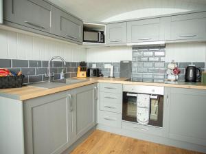 Holly Lodge - Quirky Shepherds Hut With Hot Tub - Bespoke Made From A Salvaged Railway Carriage