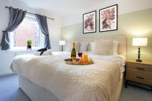 City Centre Apartment with Free Parking, Balcony, Super-Fast Wifi and Smart TV with Netflix by Yoko Property