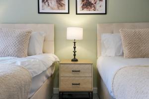 City Centre Apartment with Free Parking, Balcony, Super-Fast Wifi and Smart TV with Netflix by Yoko Property