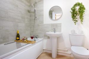 City Centre Apartment with Free Parking, Balcony, Super-Fast Wifi and Smart TV with Netflix by Yoko Property