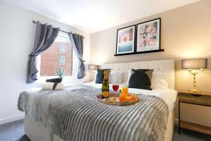 City Centre Apartment with Free Parking, Balcony, Super-Fast Wifi and Smart TV with Netflix by Yoko Property