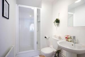 City Centre Apartment with Free Parking, Balcony, Super-Fast Wifi and Smart TV with Netflix by Yoko Property