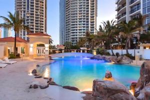 Stylish Chevron Renaissance Private Apartments - Pool - WiFi - Free Parking - Heart of Surfers