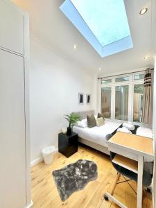 London Charm - Stylish Room in Spacious Home