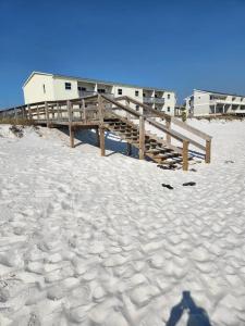 Quiet 2 bedroom condo on Gulf with pool and pond