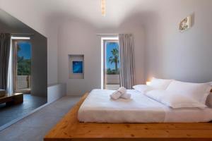Zimmer mit Kingsize-Bett und Balkon