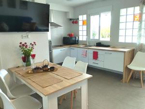 Cozy and sunny two bedroom apartment La Mata beach