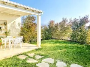 היחידה ליד הנחל עם הנוף לחרמון - 赛德内赫姆亚