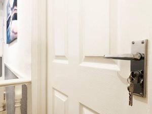 Beautiful 3 bed apartment - Free parking, Near trains