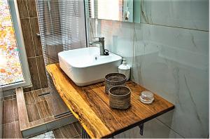 Kassandrou Suite HOT TUB-JAKUZZI - 2 BEDROOMS - BIG BALCONY - CENTER