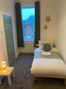 Overhill 3 bedroom flat 5 beds, free parking, ideal for Contractors