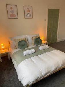 Overhill 3 bedroom flat 5 beds, free parking, ideal for Contractors