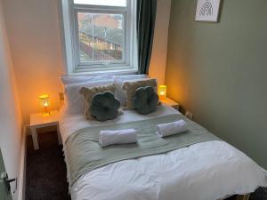 Overhill 3 bedroom flat 5 beds, free parking, ideal for Contractors