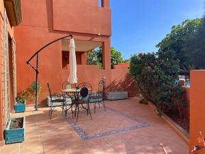 Cozy apartment with large terrace next to the pool