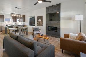 FLG Retreat - Modern Home with Mountain Views