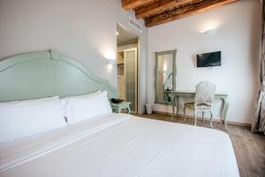 King Room - Disability Access room in Fracanzana Hotel