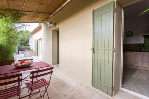 Maisons de vacances maison entiere de village Fontvieille avec piscine : photos des chambres