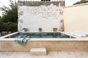 Maisons de vacances maison entiere de village Fontvieille avec piscine : photos des chambres