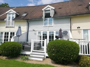 Lovely Lakeside lodge for families and friends