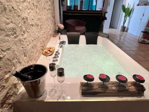 Appartements Suite romance - Jacuzzi : photos des chambres