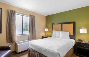 Efficiency Queen Room - Non smoking room in Extended Stay America Suites - Louisville - Hurstbourne