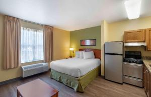 Deluxe studio 1 Queen Bed Non-Smoking room in Extended Stay America Suites - Virginia Beach