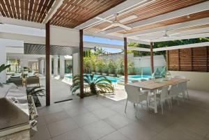 Witta Circle - Walk to Hastings St & Noosa Beach