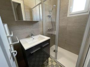 Maisons de vacances Maison renovee 5 pieces, jardin clos, a 2 pas de l'ocean, pour 10 personnes - Saint-Jean-de-Monts - FR-1-224C-231 : photos des chambres